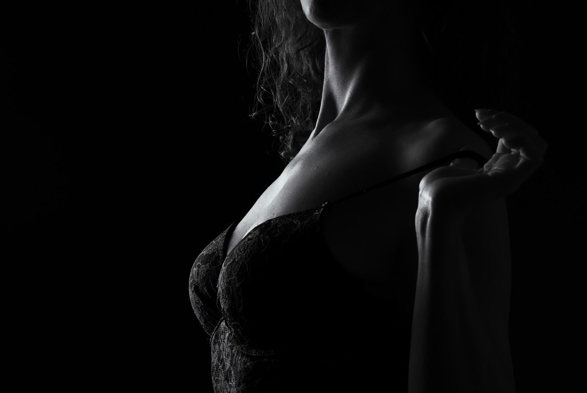 L., praticienne en massage tantrique — portrait, regard doux, ambiance tamisée